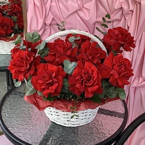 Корзина из красных роз "Рокси"